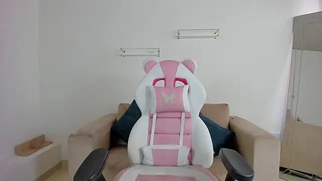 april smiith online show from November 18, 2025, 12:20 pm