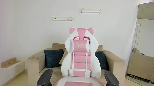 april smiith online show from December 18, 2025, 12:22 pm