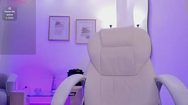 Karliie kloss  online show from September 29, 2025, 3:00 am