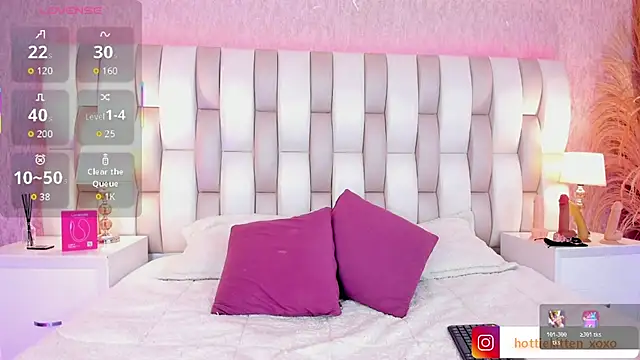 Viollet xoxo online show from February 3, 2026, 8:03 pm