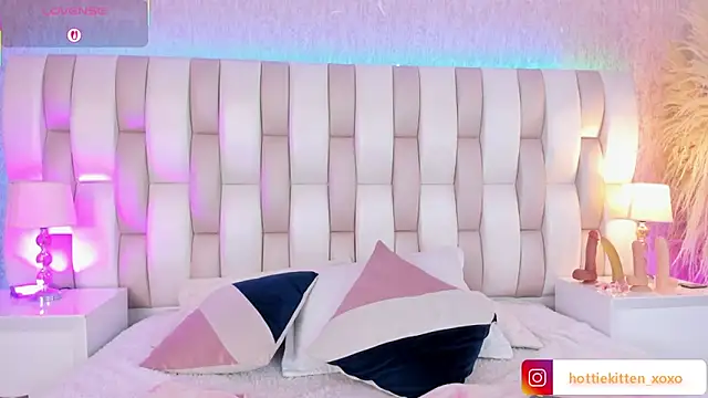 Viollet xoxo online show from February 28, 2026, 7:37 pm