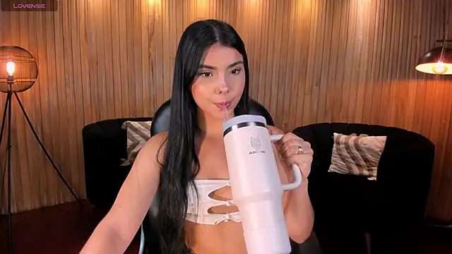 Snapshot of MiaLaurence chatting on May 1, 2026, 6:45 pm MiaLaurence online show from May 1, 2026, 6:45 pm