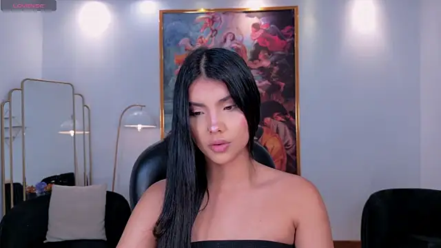 Snapshot of MiaLaurence chatting on May 22, 2026, 6:35 pm MiaLaurence online show from May 22, 2026, 6:35 pm