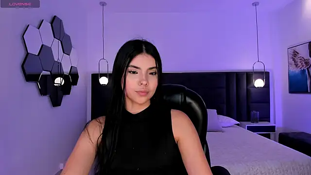 Snapshot of MiaLaurence chatting on May 30, 2026, 7:00 pm MiaLaurence online show from May 30, 2026, 7:00 pm