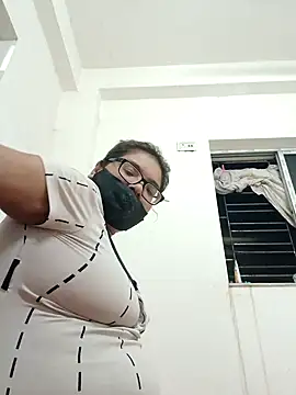 Elie couple143 online show from September 13, 2025, 4:40 pm