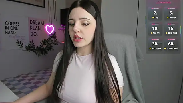 LiaWoow online show from December 14, 2025, 2:44 pm