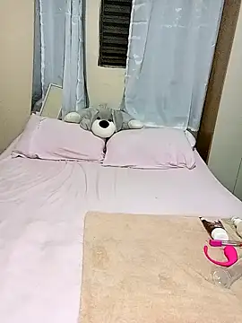 indiazinhabella27 online show from September 19, 2025, 3:45 pm