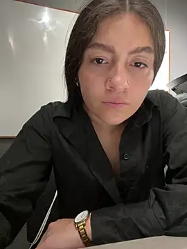 Alyha Cortes online show from September 15, 2025, 1:33 pm