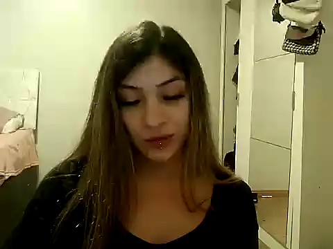 Snapshot of Becca_B chatting on April 29, 2026, 2:15 am Becca B online show from April 29, 2026, 2:15 am