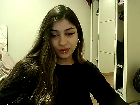 Snapshot of Becca_B chatting on June 18, 2026, 1:17 am Becca B online show from June 18, 2026, 1:17 am