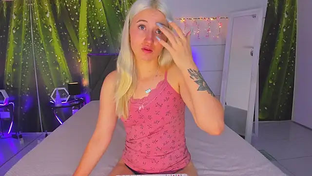 HollyTailors online show from September 26, 2025, 5:22 am