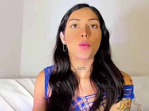 Megan Gil  online show from October 18, 2025, 1:45 pm