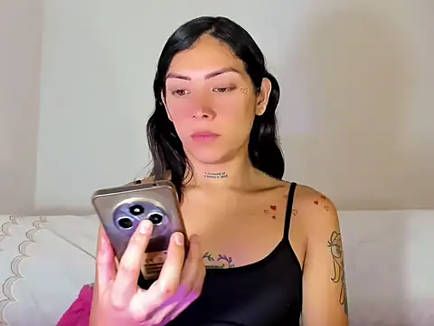 Megan Gil  online show from October 20, 2025, 1:00 pm