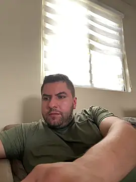 raulgzz4 online show from May 12, 2026, 6:38 pm