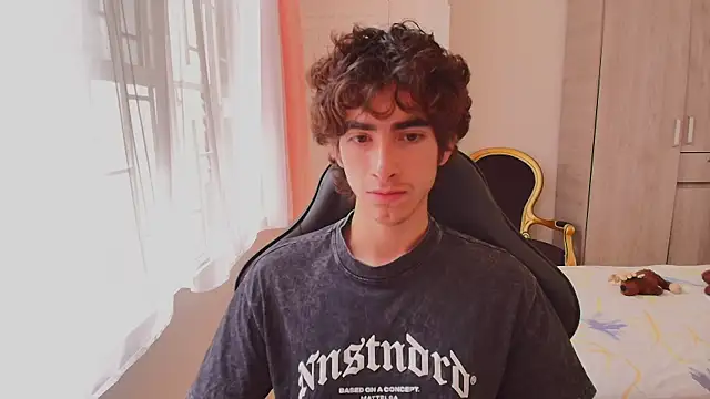 Nude Boy18 online show from October 6, 2025, 6:05 pm