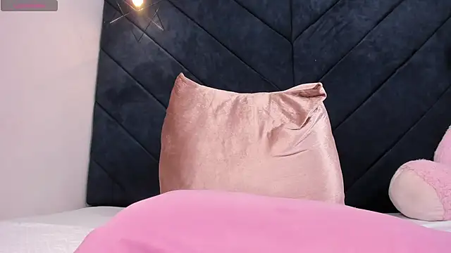 momo ayasse online show from February 17, 2026, 4:09 am