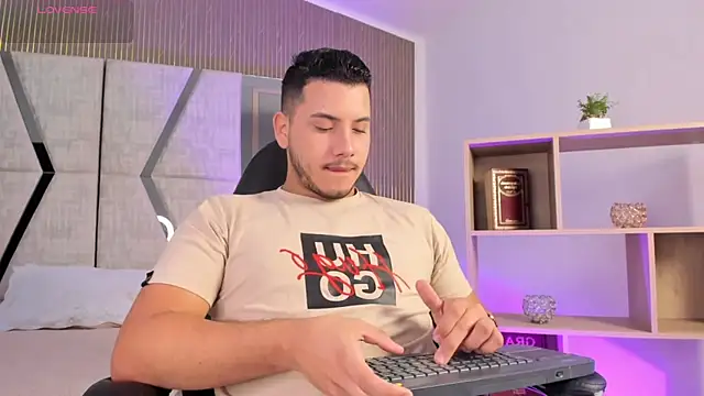 Snapshot of Axel_grey_ chatting on February 28, 2026, 12:28 pm Axel grey online show from February 28, 2026, 12:28 pm