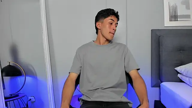 Tylerffoxx online show from November 11, 2025, 7:36 pm