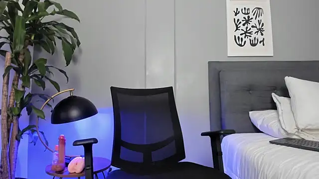Tylerffoxx online show from July 4, 2026, 10:49 pm