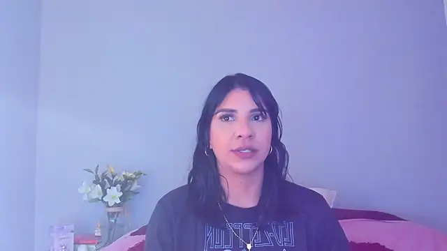 Laura-angeel online show from December 1, 2025, 8:47 pm