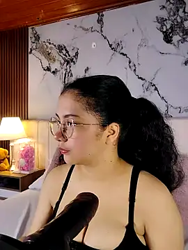 Snapshot of LunaRosse_ chatting on April 15, 2026, 11:50 am LunaRosse online show from April 15, 2026, 11:50 am