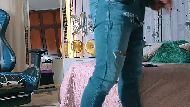 AlphaDrip online show from November 4, 2025, 12:15 pm