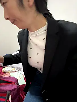 crhong666 online show from November 5, 2025, 12:10 am