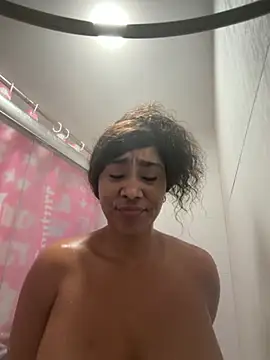 Snapshot of LuckyKhloe chatting on October 30, 2025, 1:29 am LuckyKhloe online show from October 30, 2025, 1:29 am