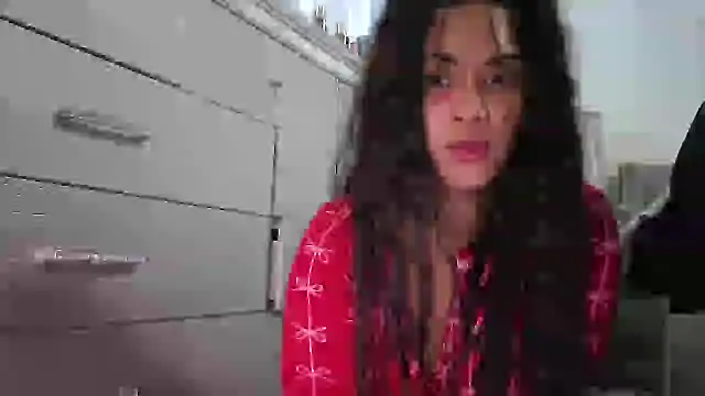 Snapshot of LuckyKhloe chatting on November 25, 2025, 2:06 pm LuckyKhloe online show from November 25, 2025, 2:06 pm