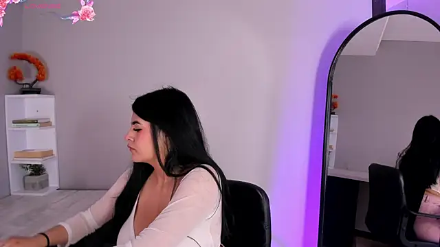 Emma  clark  online show from September 13, 2025, 12:49 pm