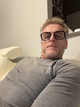 Axl hot online show from February 18, 2026, 11:22 pm