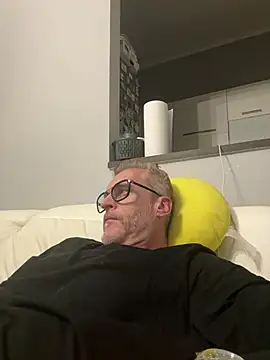 Axl hot online show from April 4, 2026, 9:45 pm