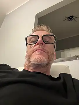 Axl hot online show from April 17, 2026, 10:13 pm