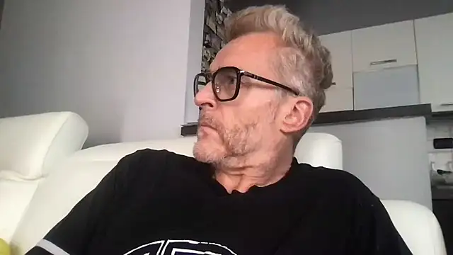 Axl hot online show from June 2, 2026, 10:17 am