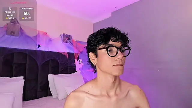 Snapshot of Phillicious__ chatting on October 17, 2025, 8:33 pm Phillicious online show from October 17, 2025, 8:33 pm