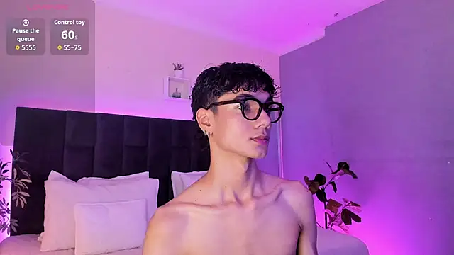 Snapshot of Phillicious__ chatting on November 6, 2025, 11:37 pm Phillicious online show from November 6, 2025, 11:37 pm