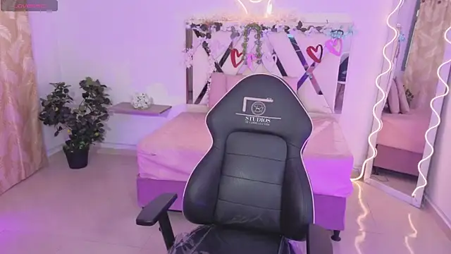 ZURY TAY online show from November 14, 2025, 11:31 am