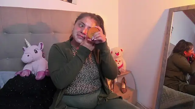 TifanyAmazinng online show from November 12, 2025, 12:49 pm