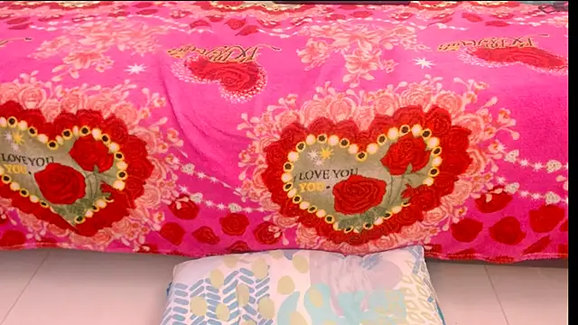 bellotabigtits18 online show from September 18, 2025, 2:35 am