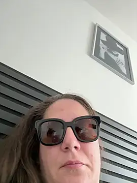 Snapshot of melanie75020 chatting on February 21, 2026, 9:43 am melanie75020 online show from February 21, 2026, 9:43 am