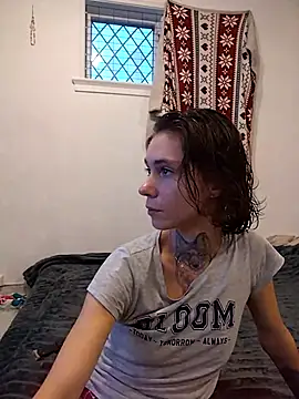 HoneySquirrel online show from October 15, 2025, 4:18 pm