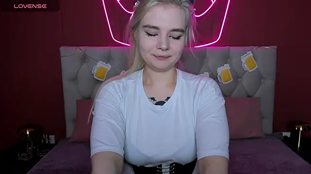 RuthBryant online show from September 22, 2025, 1:40 am