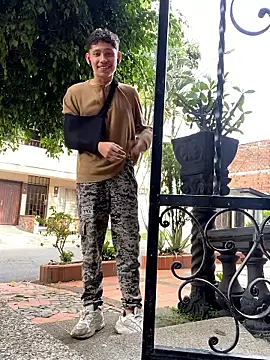 elfernh online show from October 12, 2025, 8:19 pm