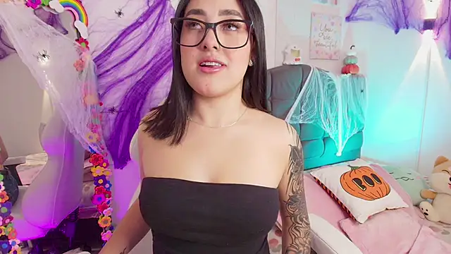 justonecute online show from October 5, 2025, 11:24 pm