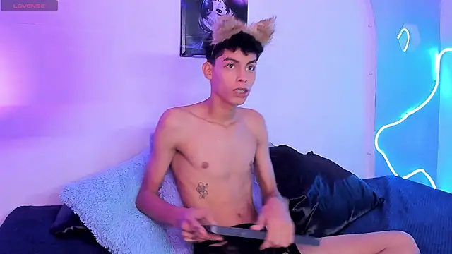 Room 69x online show from September 18, 2025, 12:18 pm