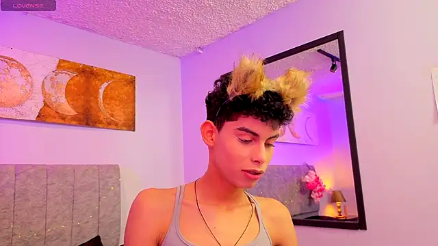 Room 69x online show from September 26, 2025, 12:31 pm