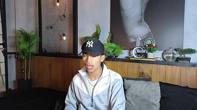 AlanCutee online show from May 12, 2026, 11:51 am