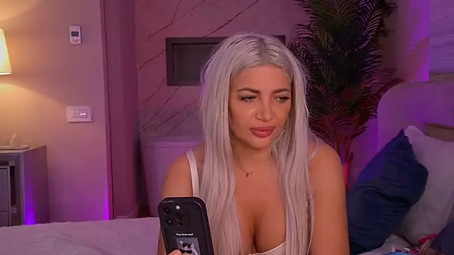 ElsaSinn online show from September 15, 2025, 3:39 am