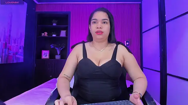 Snapshot of SamaraAnders_ chatting on June 16, 2026, 5:32 am SamaraAnders online show from June 16, 2026, 5:32 am
