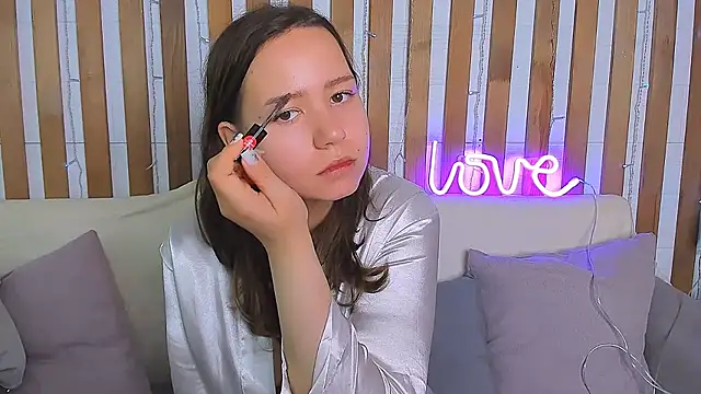 Laura Ellinss online show from September 17, 2025, 6:59 am